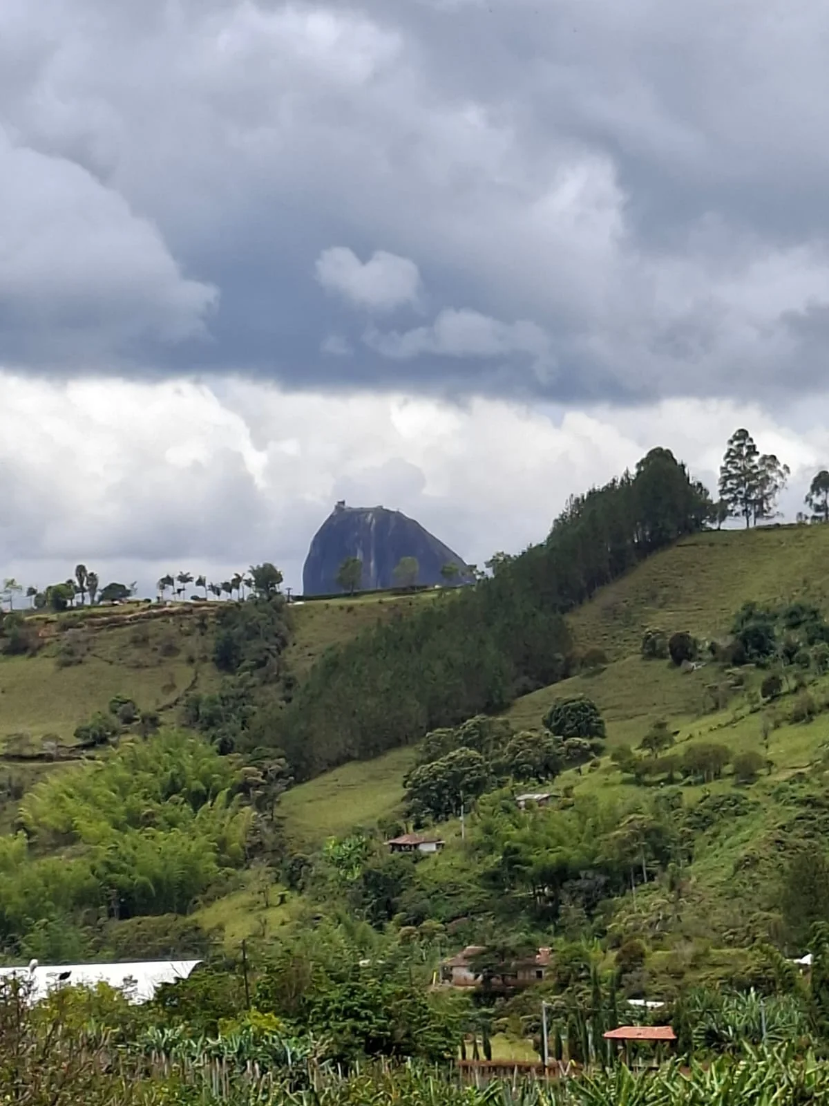 Foto real del paisaje de El Chilco con vista a la Piedra del Peñol